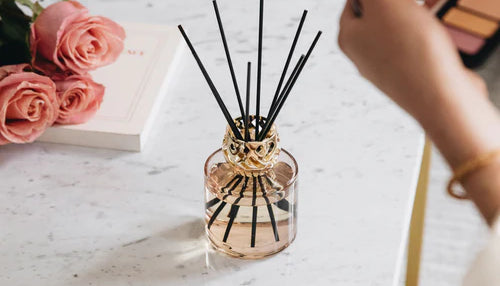 Gebruik van de stickparfumverspreider: de juiste handelingen voor een optimale geur