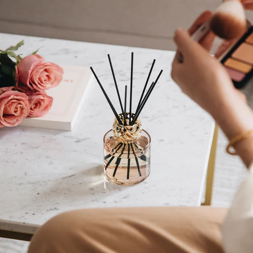 Gebruik van de stickparfumverspreider: de juiste handelingen voor een optimale geur