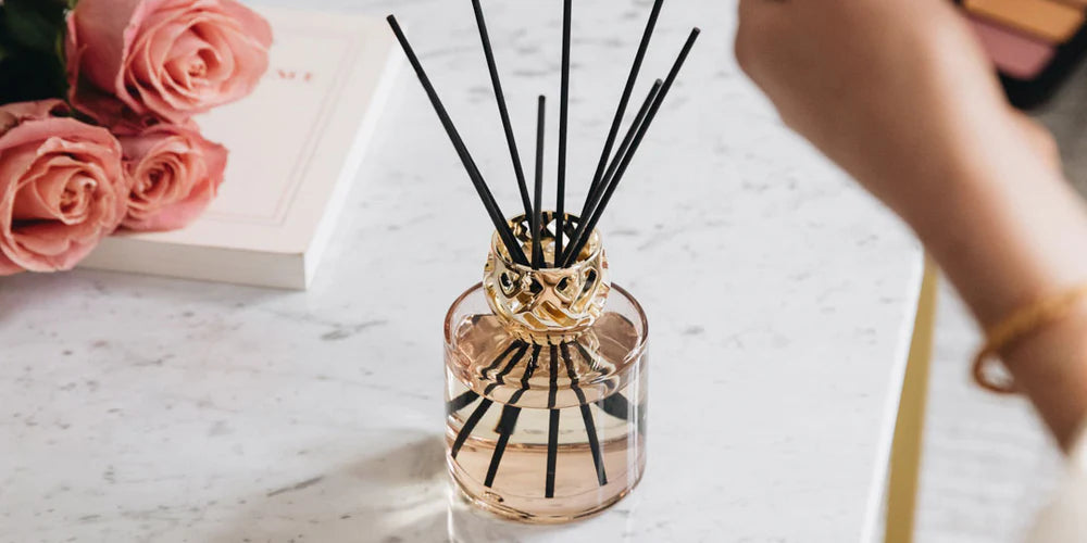 Gebruik van de stickparfumverspreider: de juiste handelingen voor een optimale geur